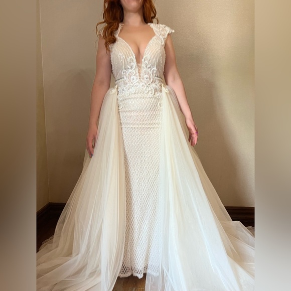 Beautiful BERTA WEDDING DRESS - Picture 7 of 14